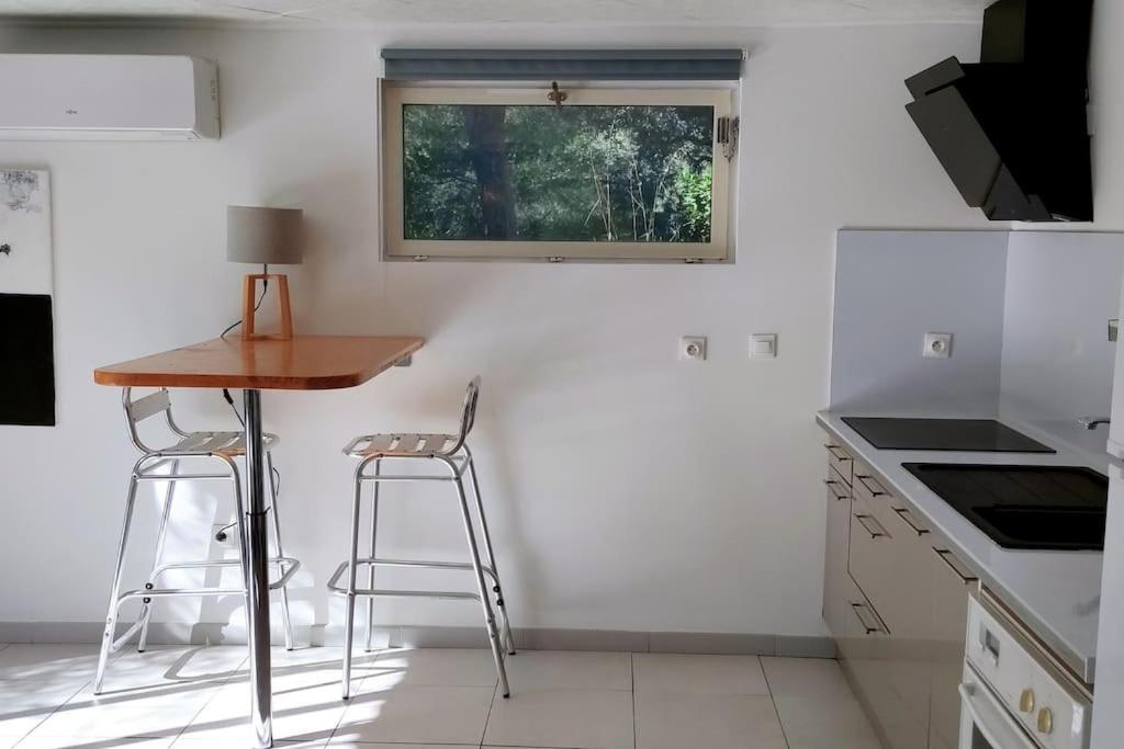 Charmant Studio Independant Dans La Colline Eyguieres Экстерьер фото
